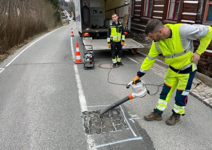 Královéhradecký kraj testuje moderní opravy silnic pomocí mikrovlnné technologie a AI